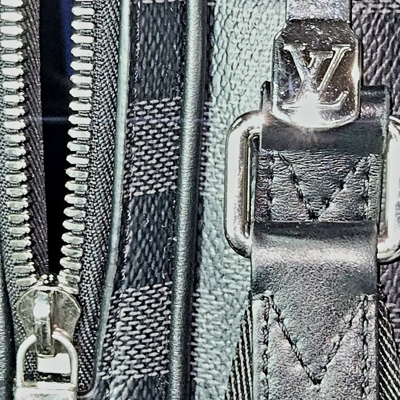 Louis Vuitton Damier Graphite Trocadero Messenger Bag - Picture 3 of 16